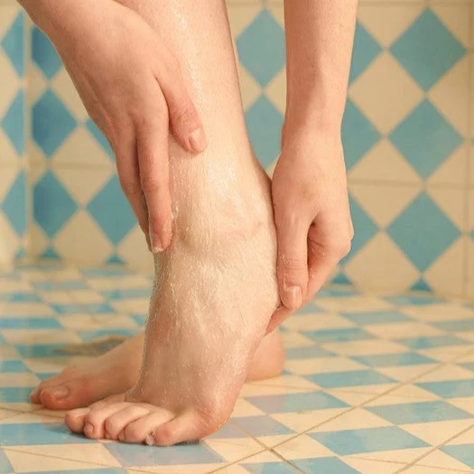 Peppermint Reviving Pumice Foot Scrub - Image 4